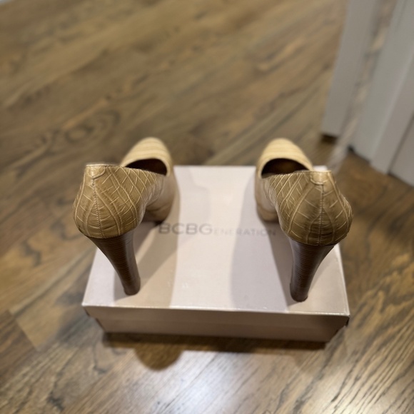 BCBG- BG JODIE Barley colored Croco Pumps, Size 8 1/2 - Picture 3 of 4